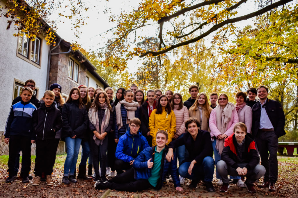 28 gut gelaunte Klassensprecherinnen und Klassensprecher